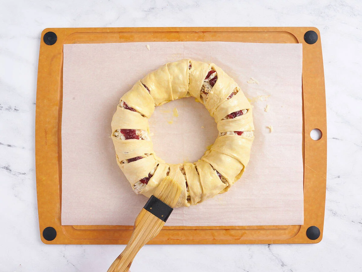 Badigeonner la couronne d'un œuf.