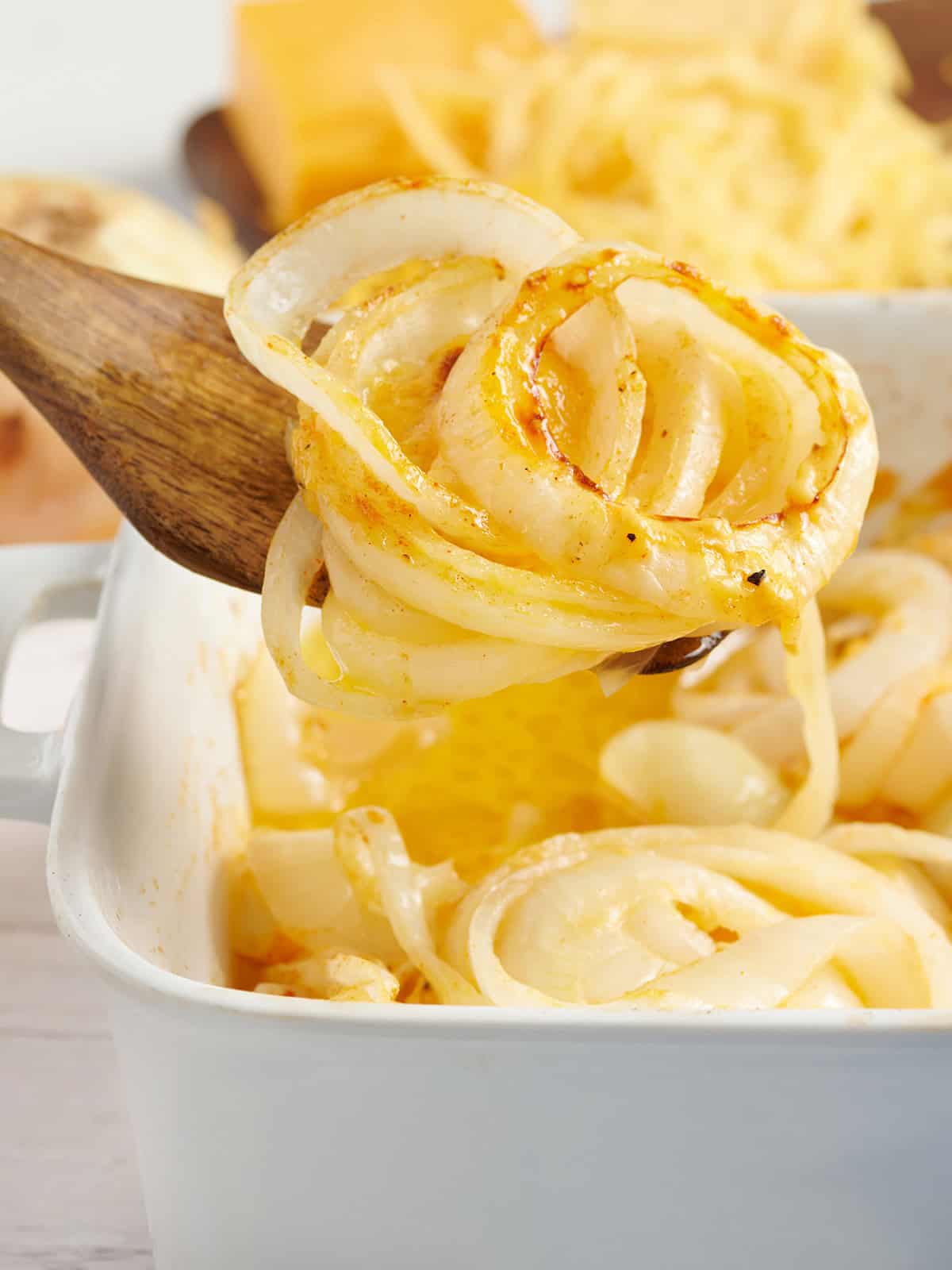 Vue latérale d'un plat allant au four d'oignons du Tennessee avec une spatule en prenant.