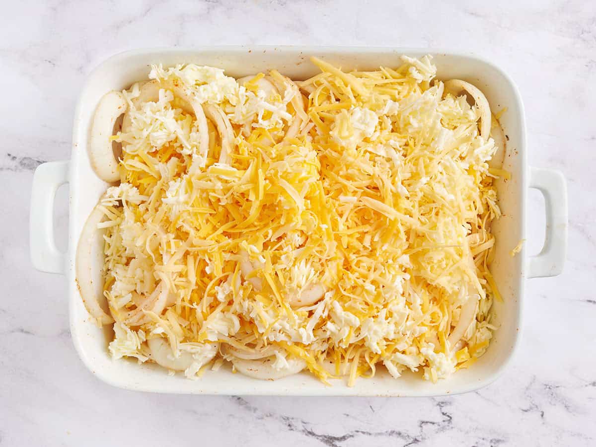 Oignons du Tennesse dans un plat allant au four avant la cuisson.