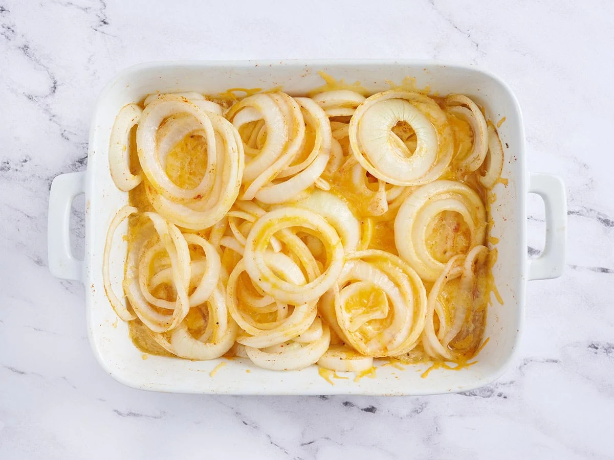 Oignons du Tennesse dans un plat allant au four à mi-cuisson.