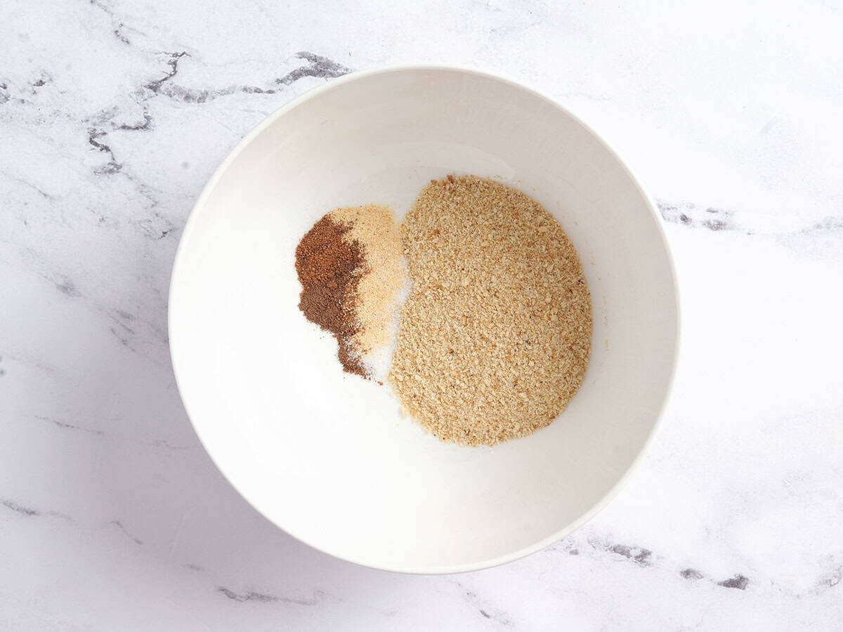 Assaisonnements et chapelure dans un bol.