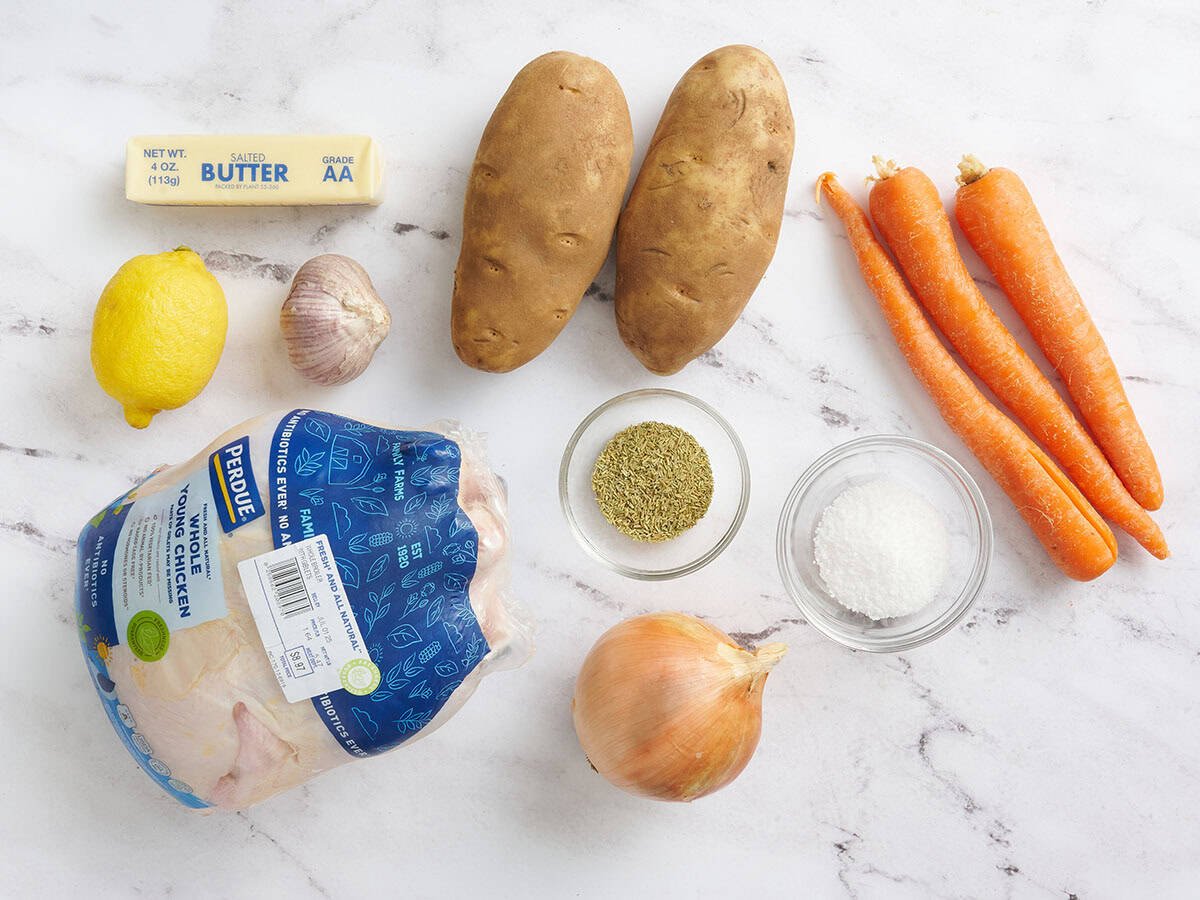 Les ingrédients pour faire un poulet rôti.