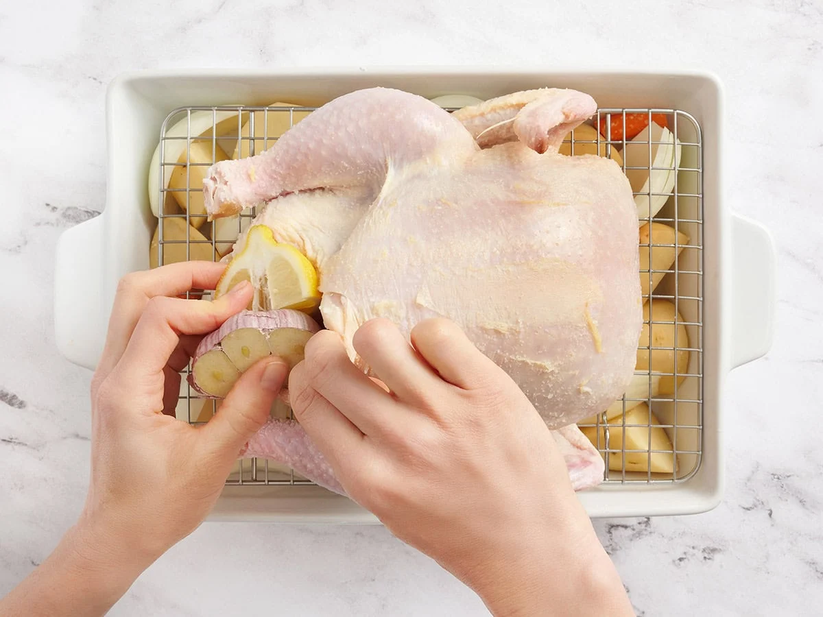 Un poulet entier farci à l'ail et au citron.