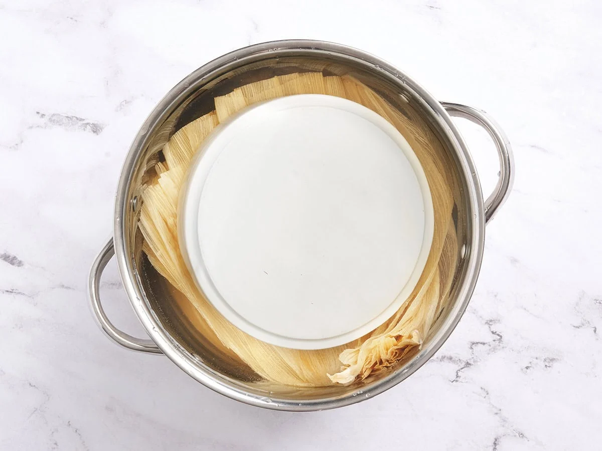 Maïs décortiqué lesté dans une casserole.