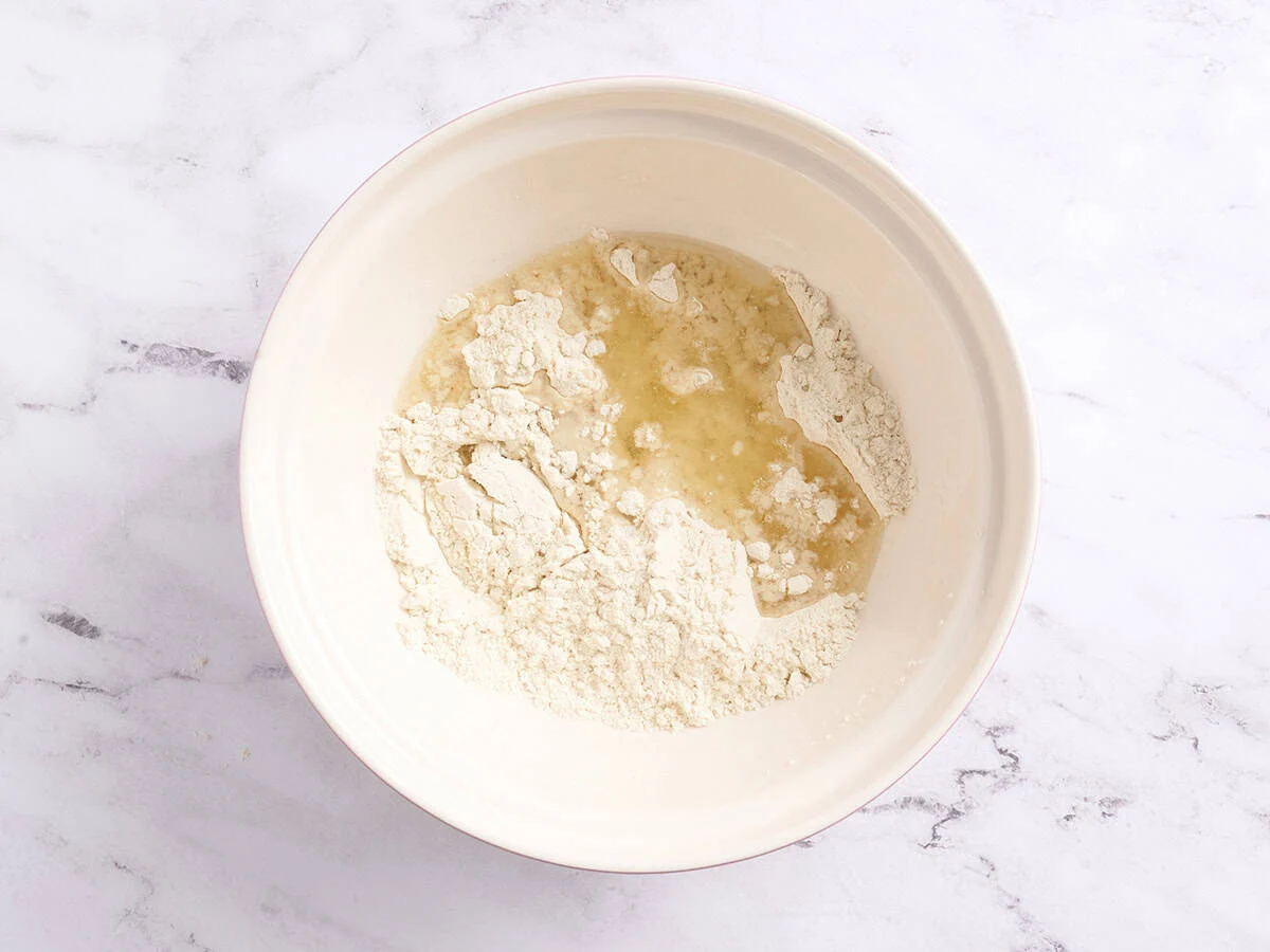 Huile ajoutée aux ingrédients secs pour faire la pâte tamale.