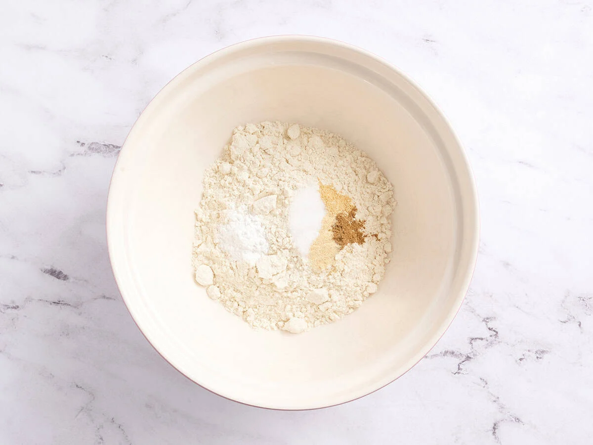 Ingrédients secs ajoutés dans un bol.