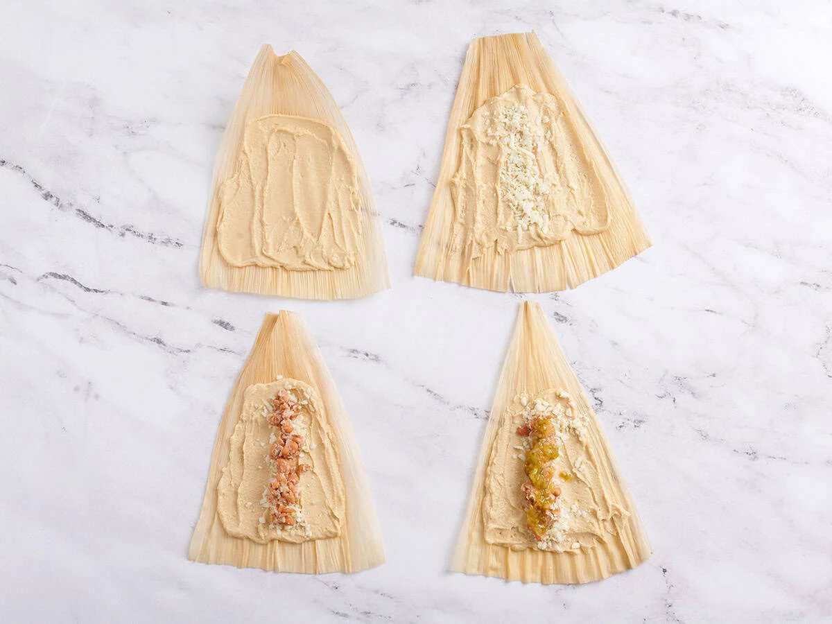 Des cosses de maïs remplies d'un mélange de tamale.