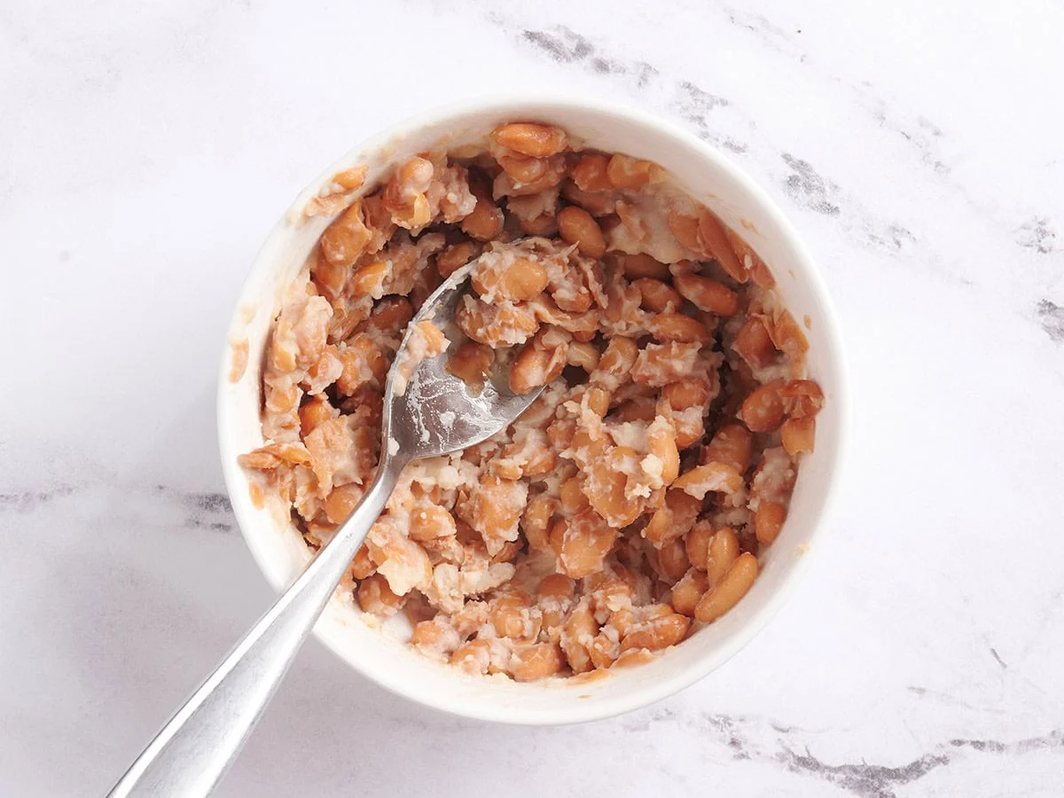Purée de haricots dans un bol.
