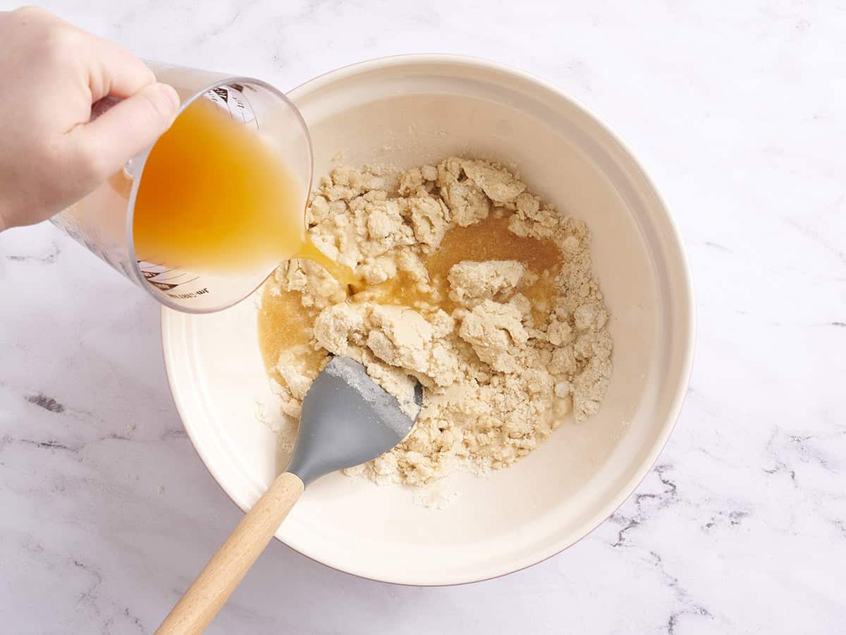Bouillon ajouté dans un bol pour faire des tamales,
