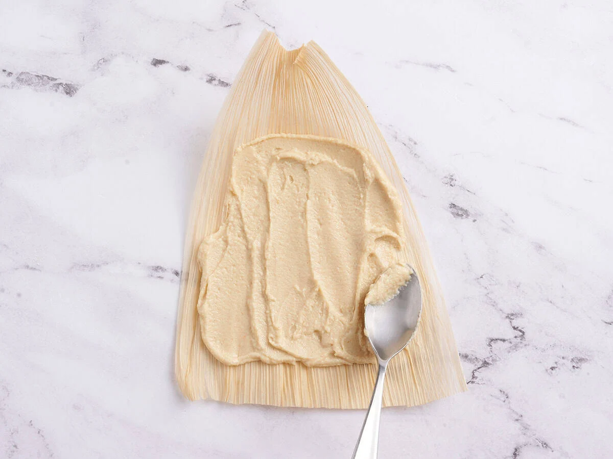 Garniture Masa Harina étalée sur une balle de maïs.