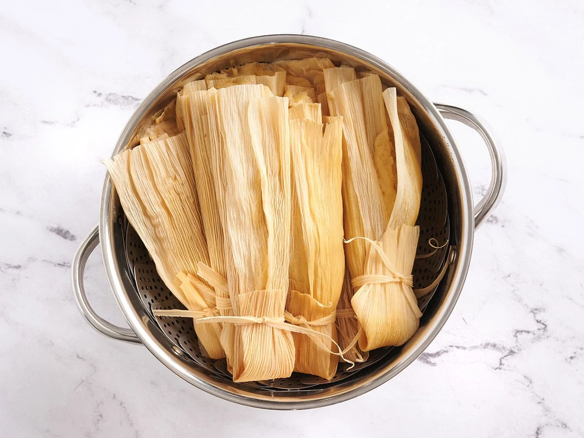 Tamales finies dans une casserole.