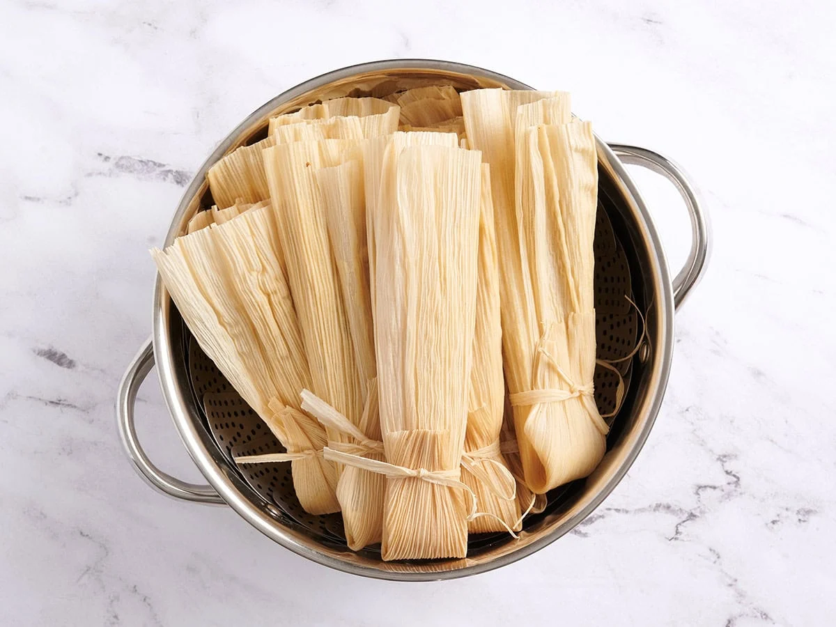 Tamales dans une casserole.