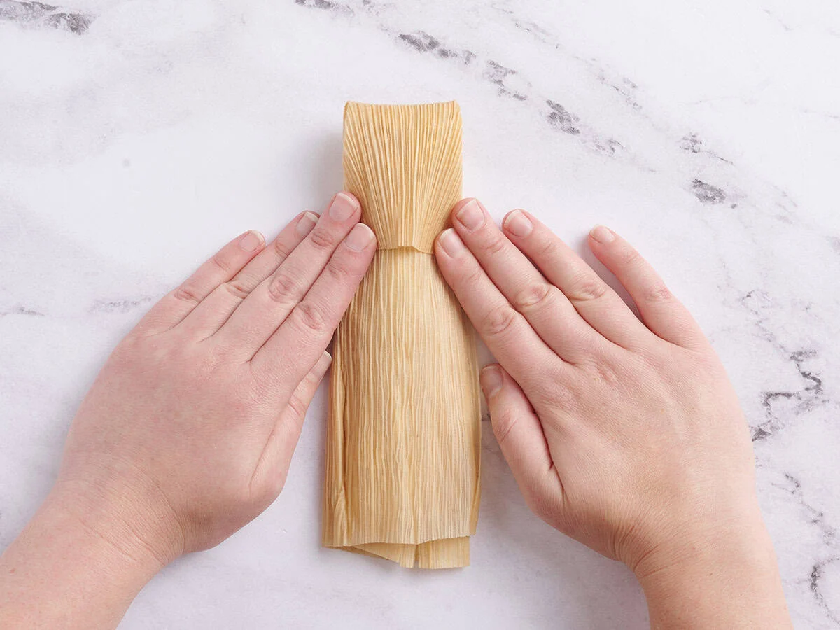 Dessus de la balle de maïs replié sur la garniture