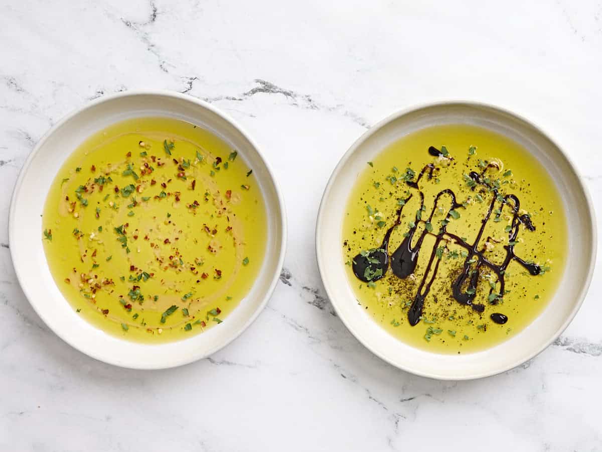 Deux bols blancs de trempettes finies.