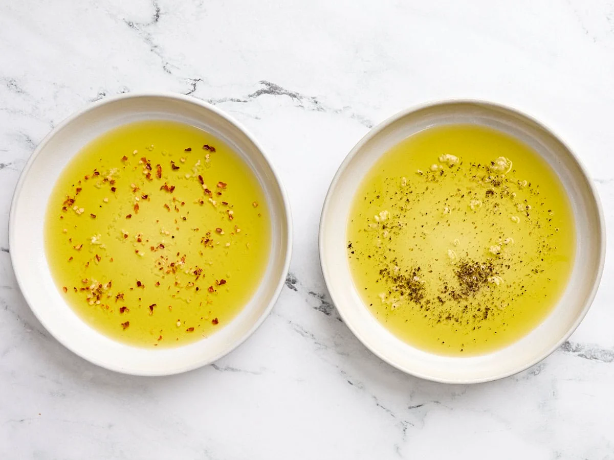 Ajouter les assaisonnements au mélange d'huile d'olive et d'ail. 