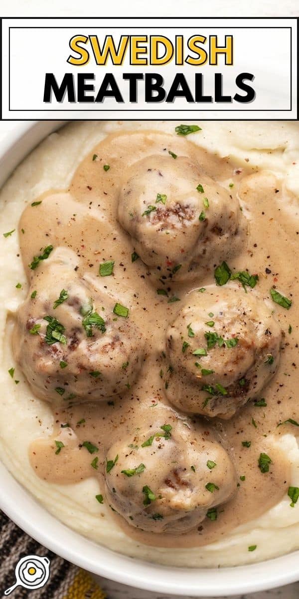 Vue rapprochée des boulettes de viande suédoises au-dessus d'un bol de purée de pommes de terre.