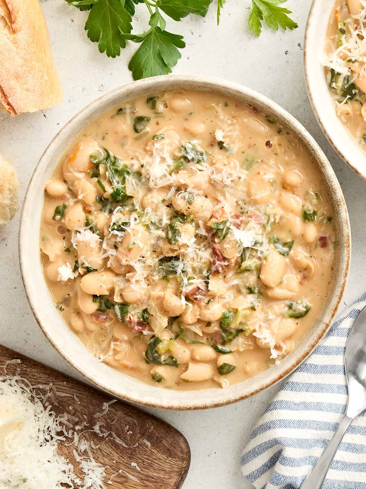 Vue aérienne d'un bol de haricots blancs