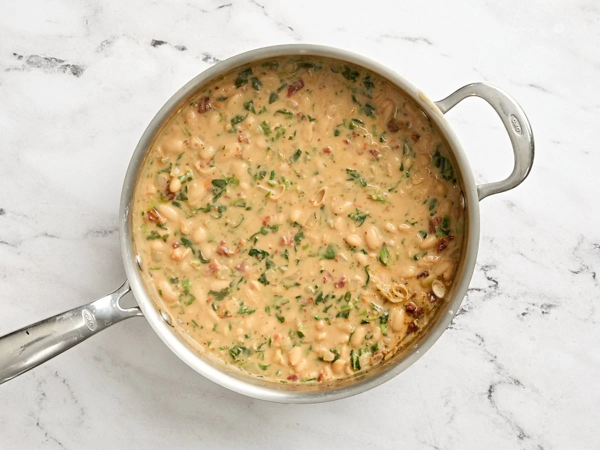 Épouse-moi des haricots blancs dans une poêle.