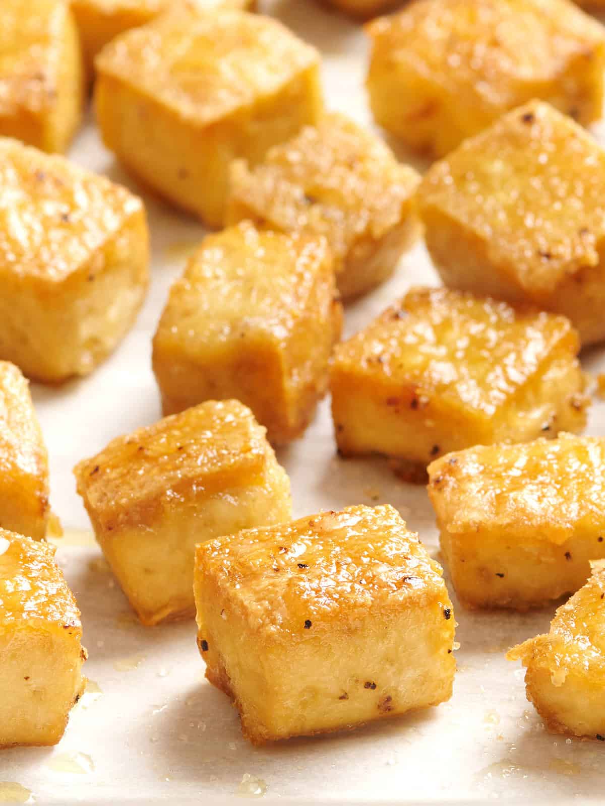 Vue latérale des cubes de tofu dorés.