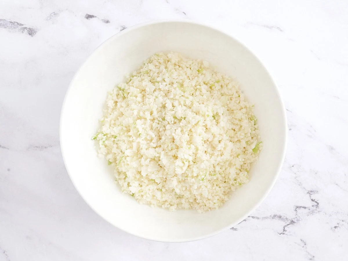 Chou-fleur émincé dans un bol.