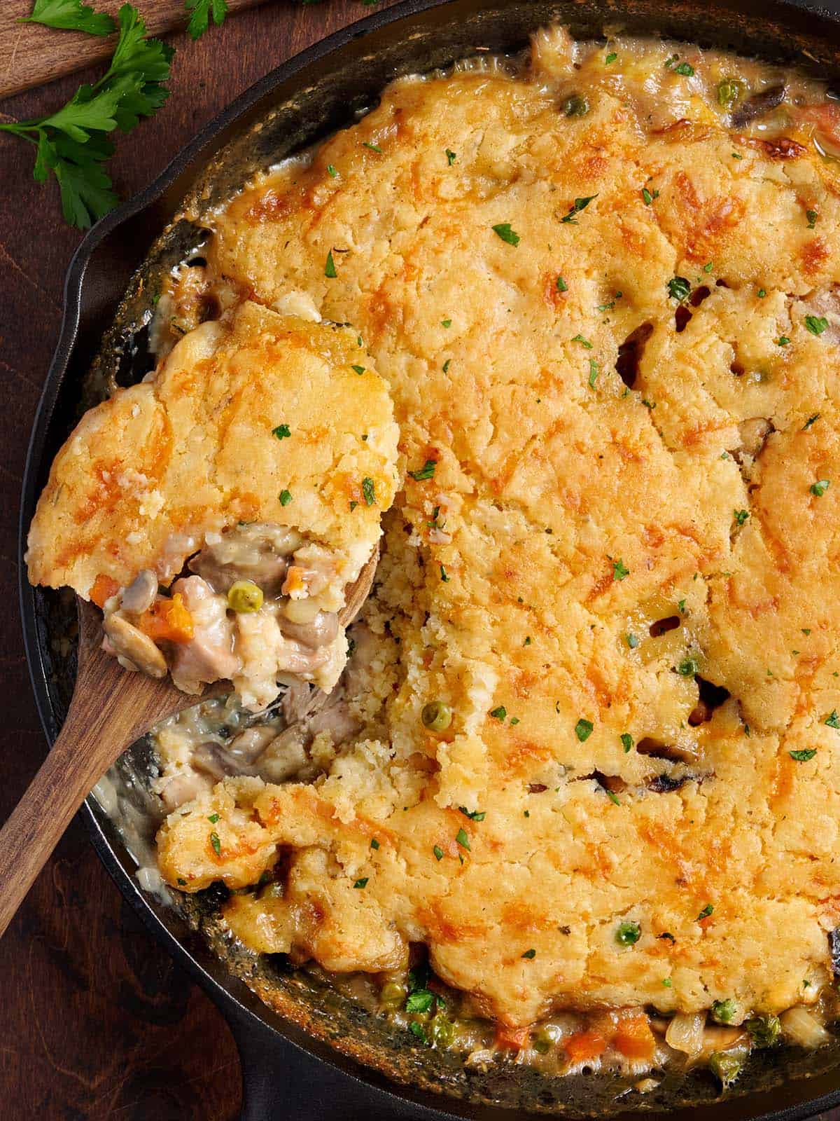 Vue aérienne d'un cordonnier de poulet fait maison avec une cuillère en prenant.