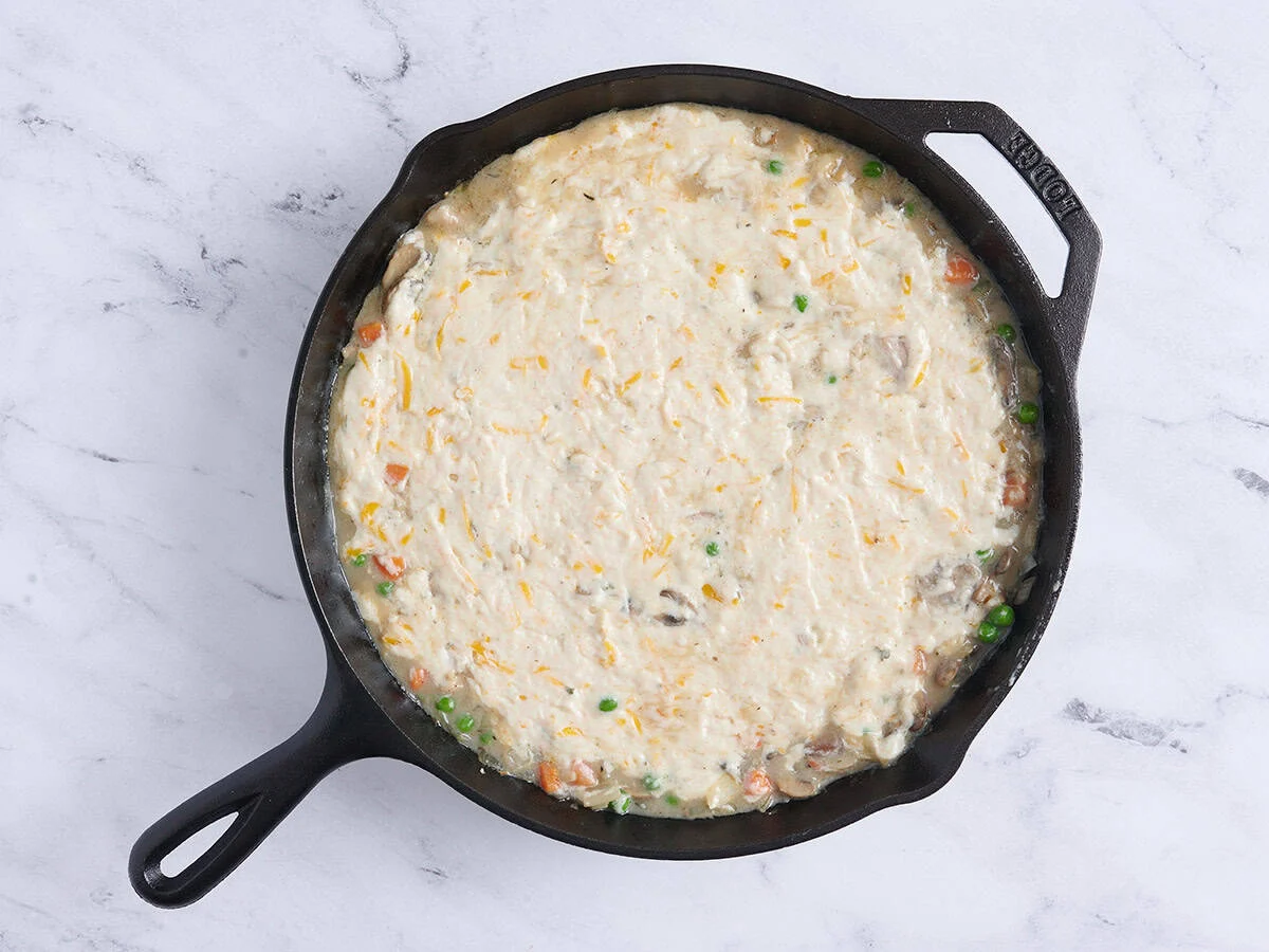 Cobbler de poulet dans une poêle avant la cuisson.