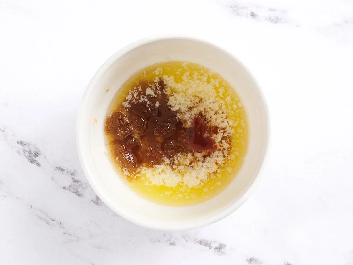 Mélange de beurre dans un bol blanc. 