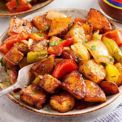 Tofu cajun et légumes sur plaque