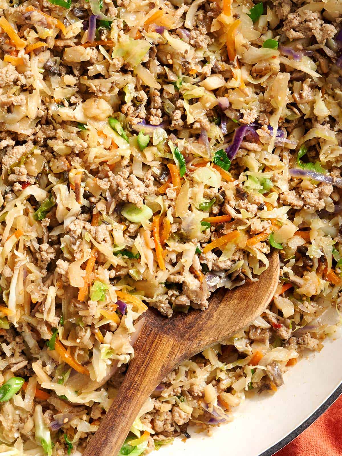 photo en gros plan d'un rouleau aux œufs dans un bol avec une cuillère en ramassant un peu