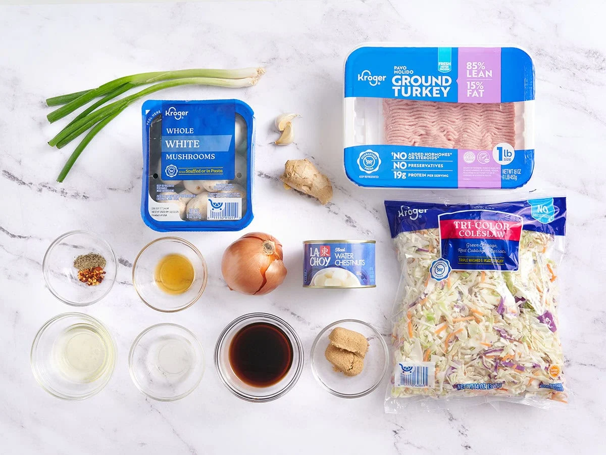 Ingrédients pour faire des eggrolls dans un bol.