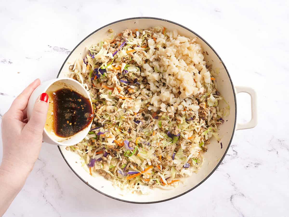 Ajouter la sauce et les châtaignes d'eau dans la poêle avec la dinde et les légumes. 