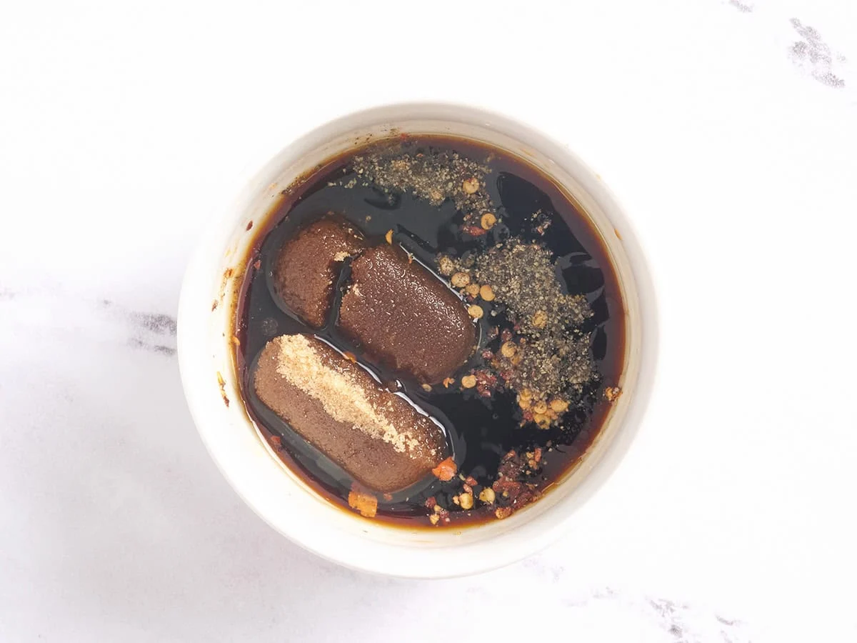 Ingrédients pour la sauce dans un bol blanc. 