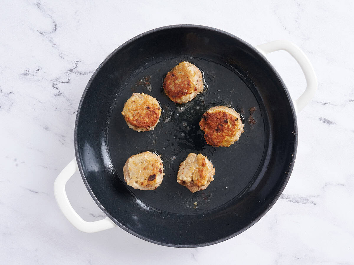 Épouse-moi des boulettes de poulet dorées dans une poêle.