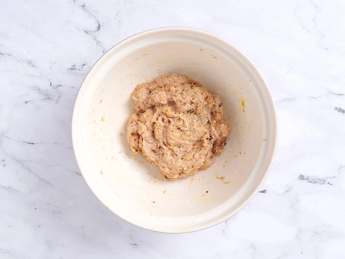 Épouse-moi le mélange de boulettes de viande dans un bol.