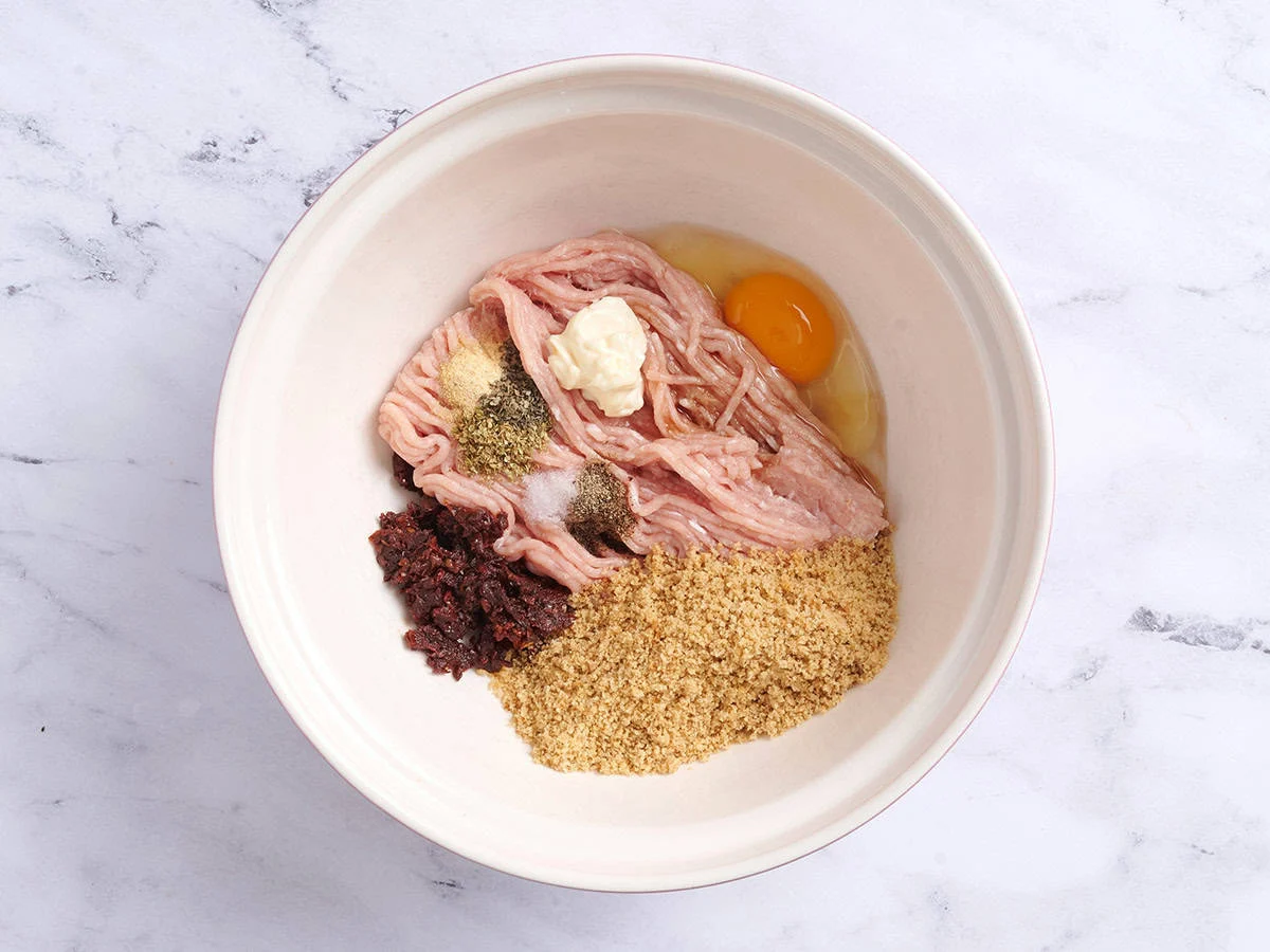 Ingrédients des boulettes de poulet dans un bol.