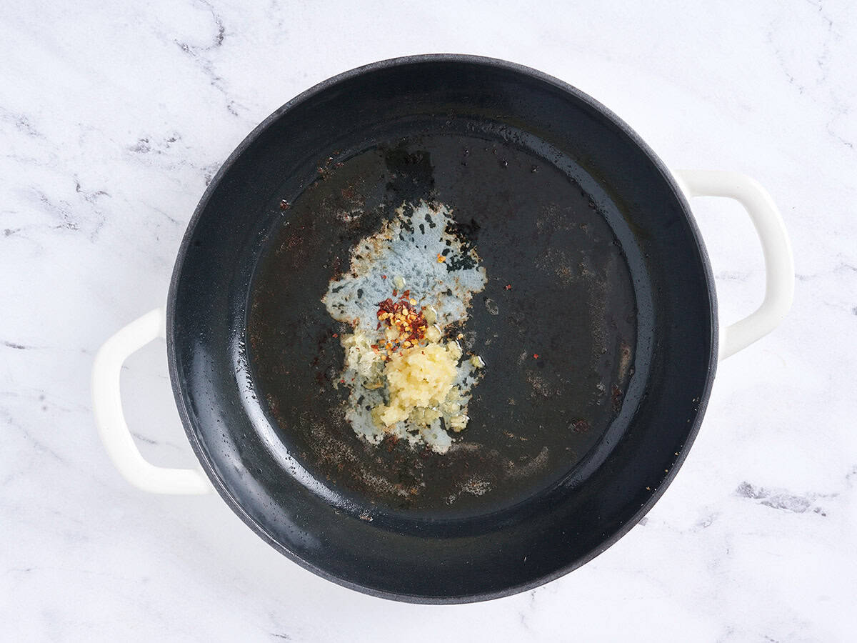 Beurre, ail et flocons de piment dans une poêle.