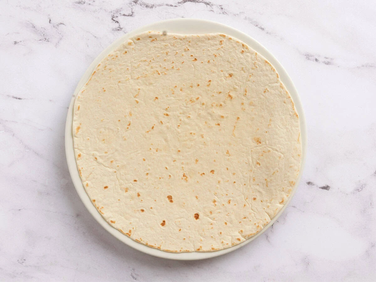 Un wrap sur une assiette.