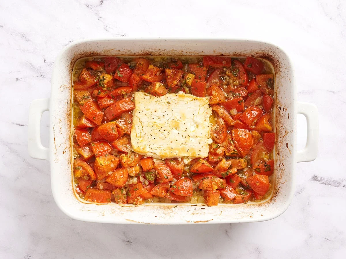 Feta et tomates au four dans un plat allant au four.