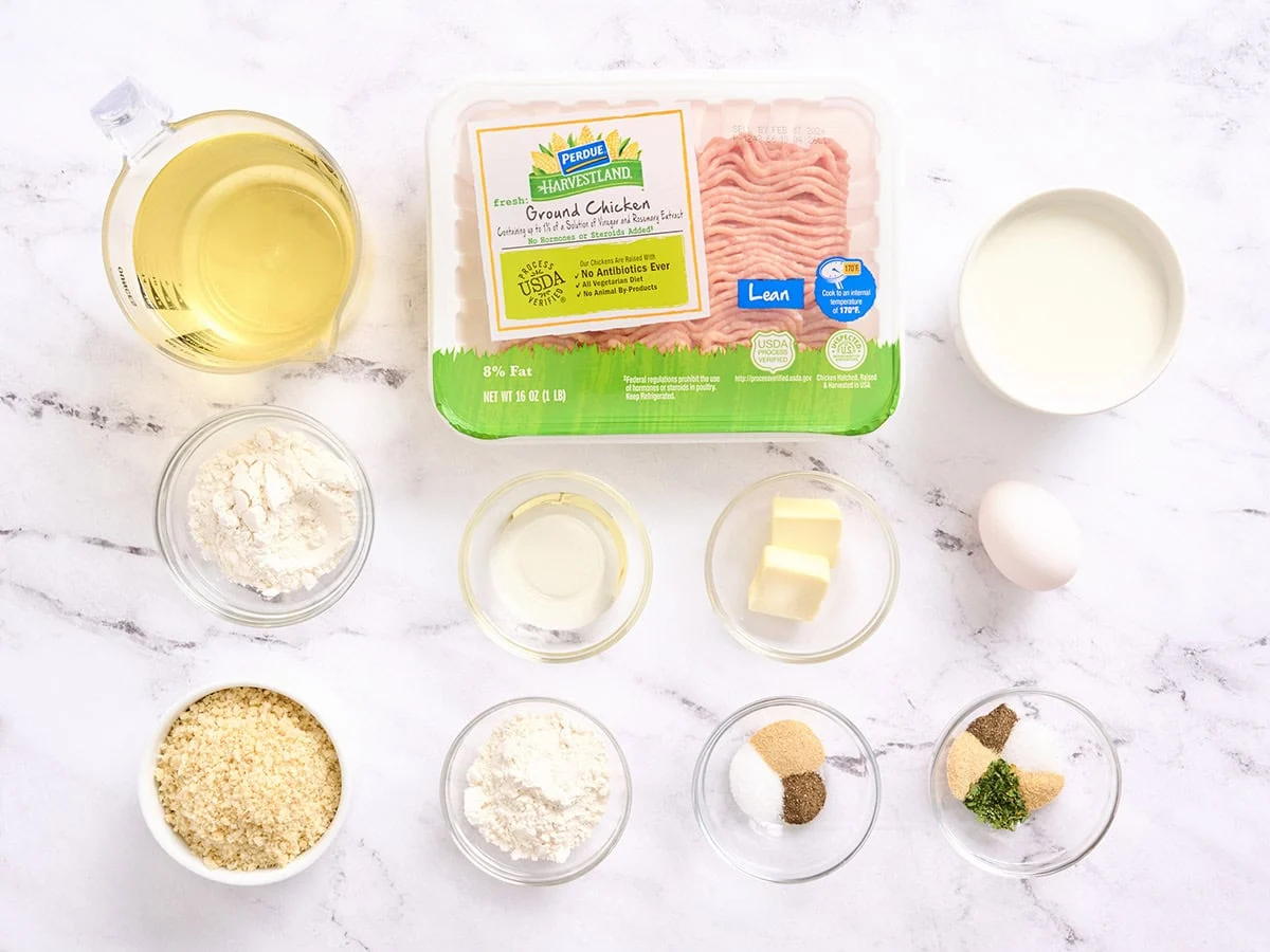 Les ingrédients pour faire des croquettes de poulet.