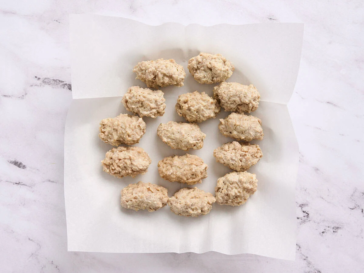 Croquettes de poulet surgelées dans une assiette.