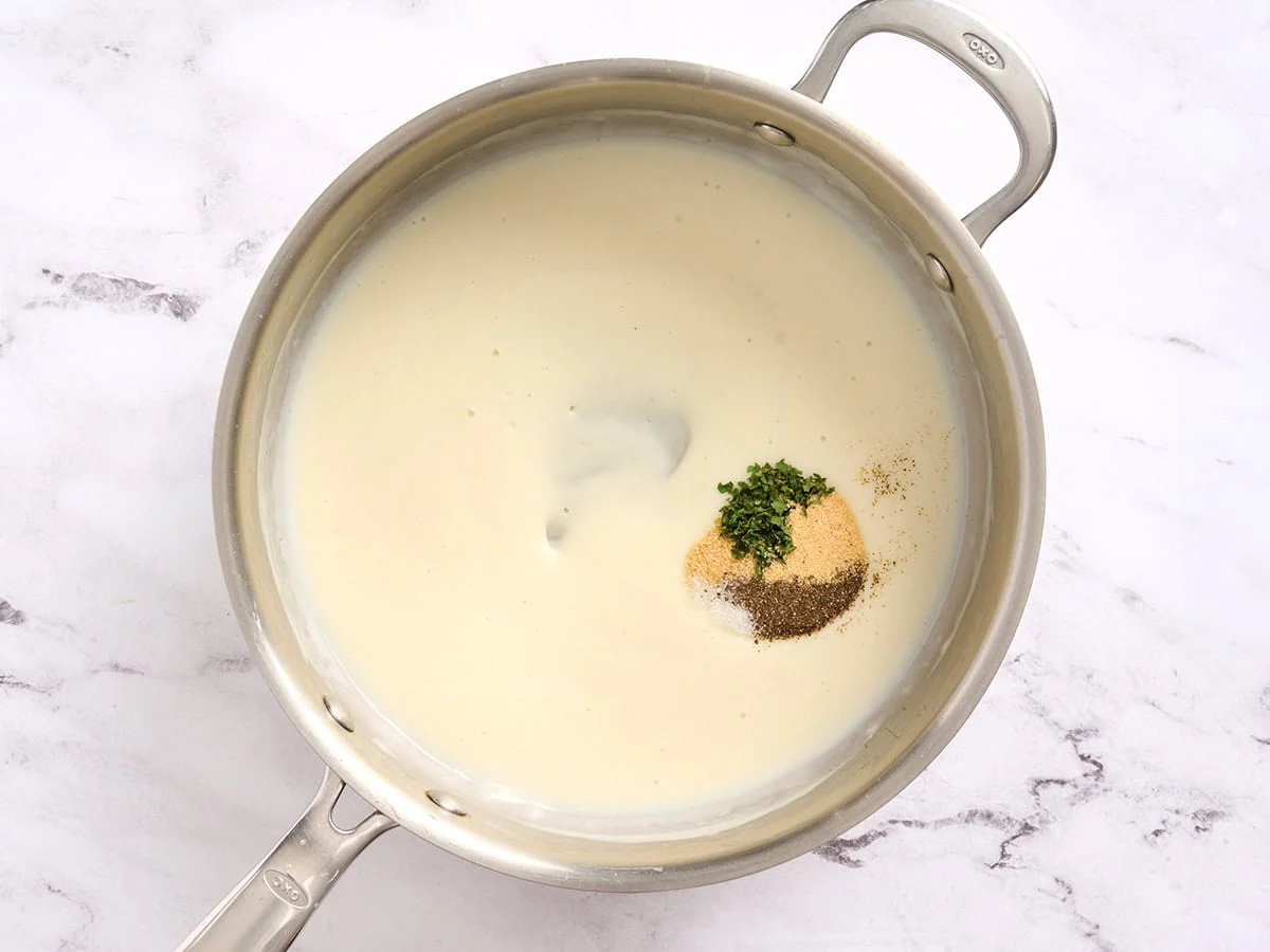 Assaisonnements ajoutés à une sauce béchamel.