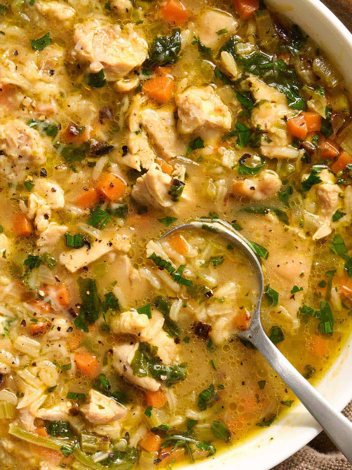 Vue rapprochée d'un bol de bouillon de poulet.