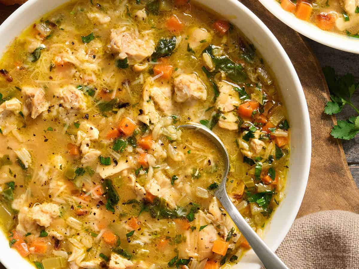 Vue rapprochée d'un bol de bouillon de poulet.