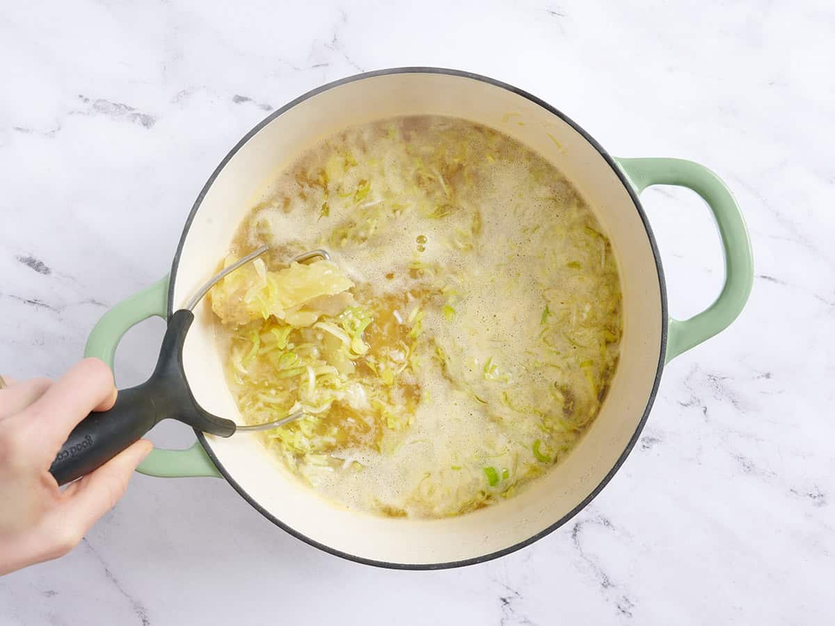 Purée de pommes de terre pour faire une soupe de pommes de terre et poireaux.
