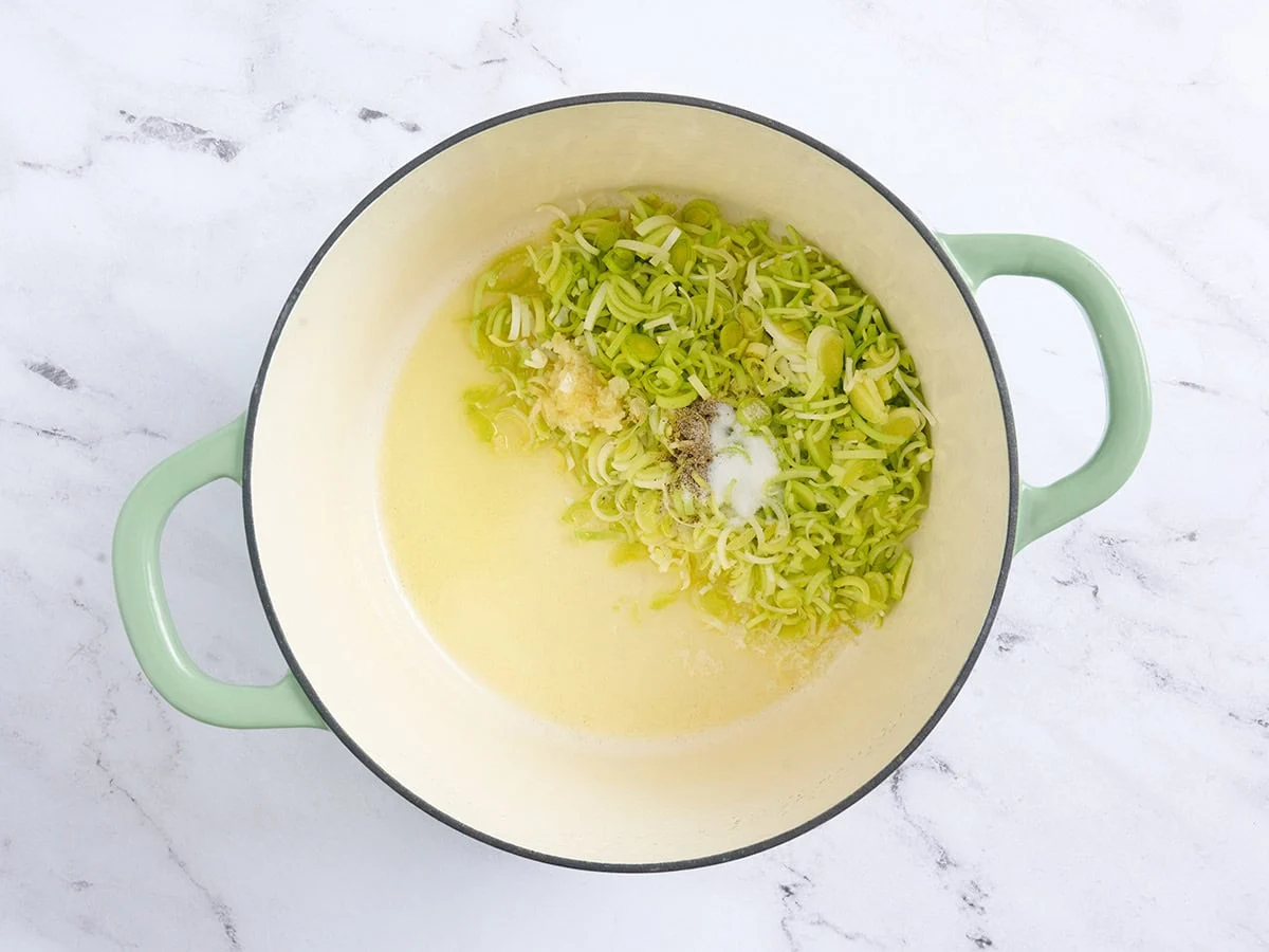 Beurre fondu et huile dans une casserole avec les poireaux et l'ail émincés.