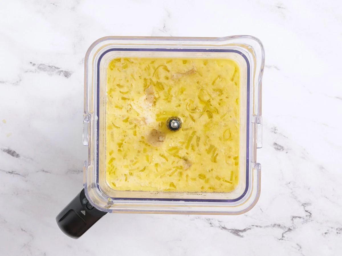 Soupe de poireaux et pommes de terre au mixeur.