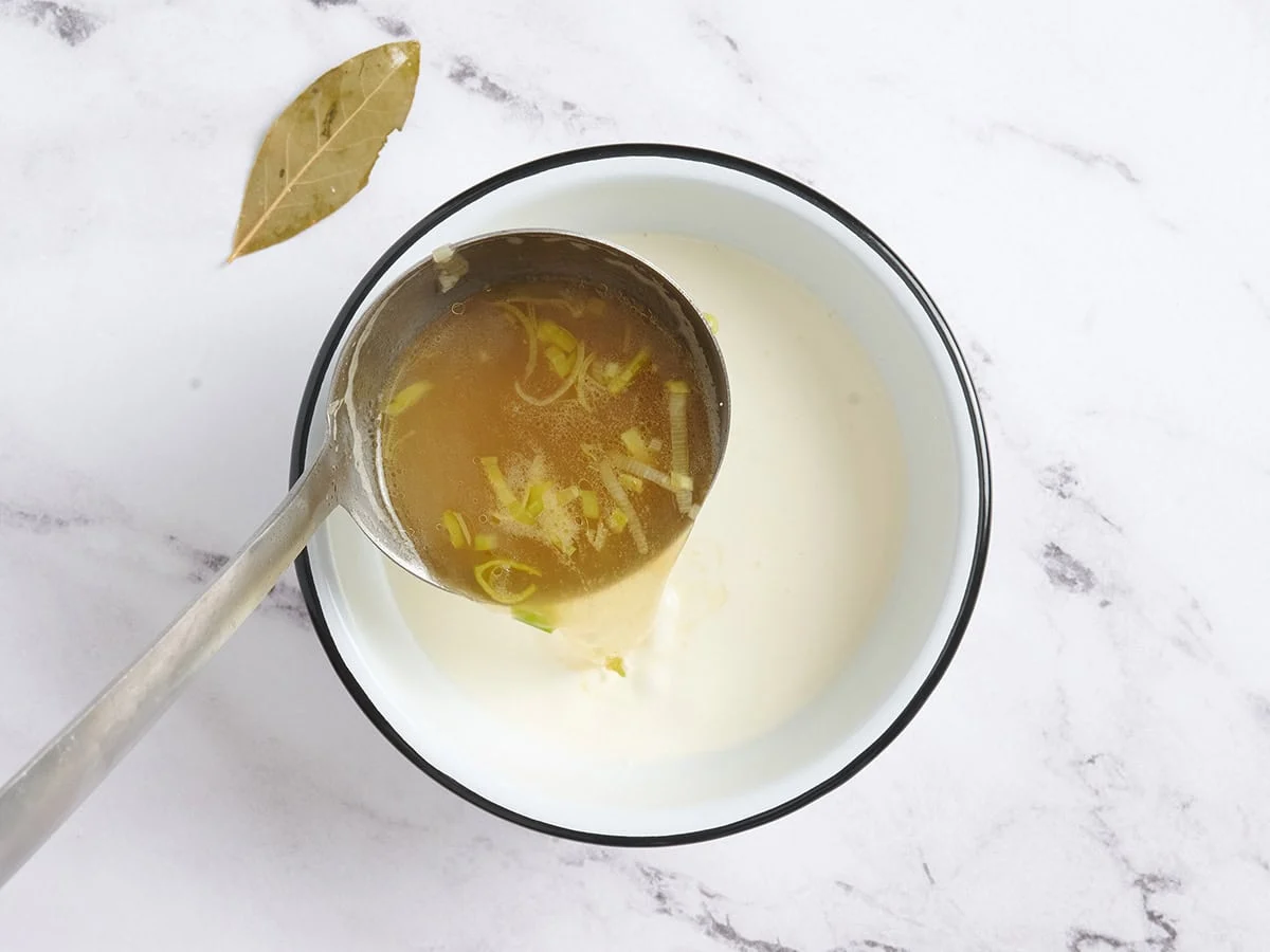 Soupe chaude versée dans un bol de crème.