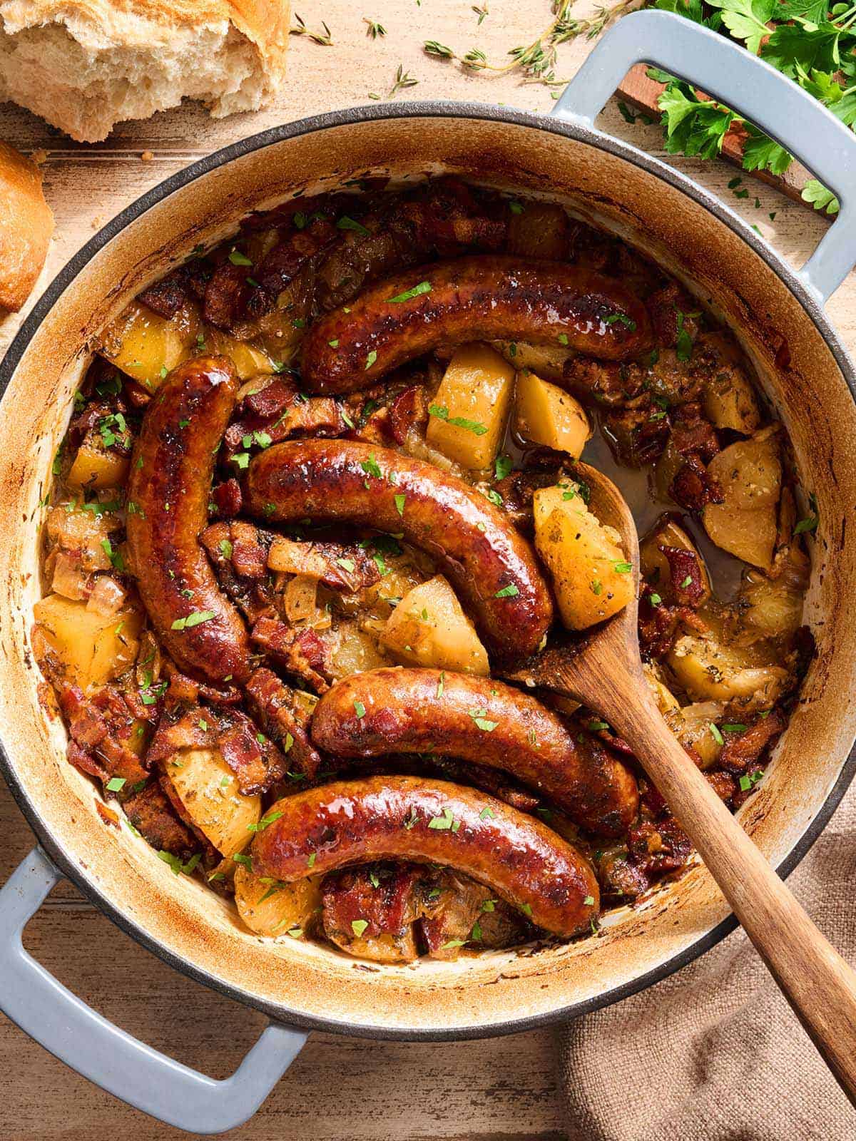 Plat Dublin Coddle dans une casserole