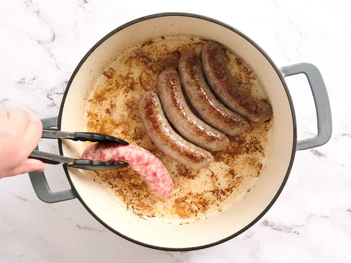 Des gosses étant dorés dans un four hollandais.