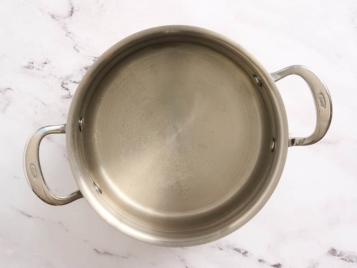 Eau salée bouillante dans une casserole.